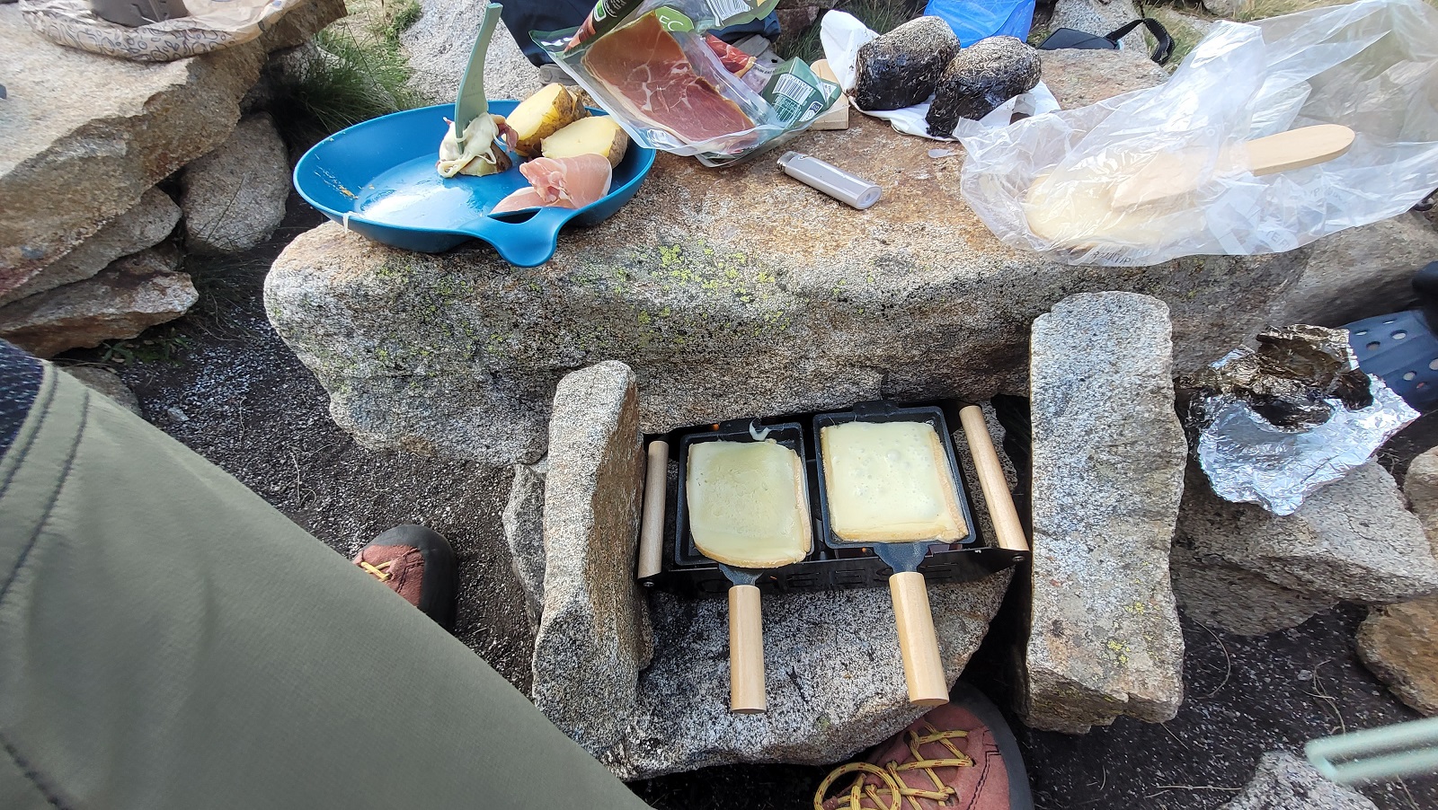 Photo de l'installation pour manger la raclette avec deux morceaux de fromage qui fondent