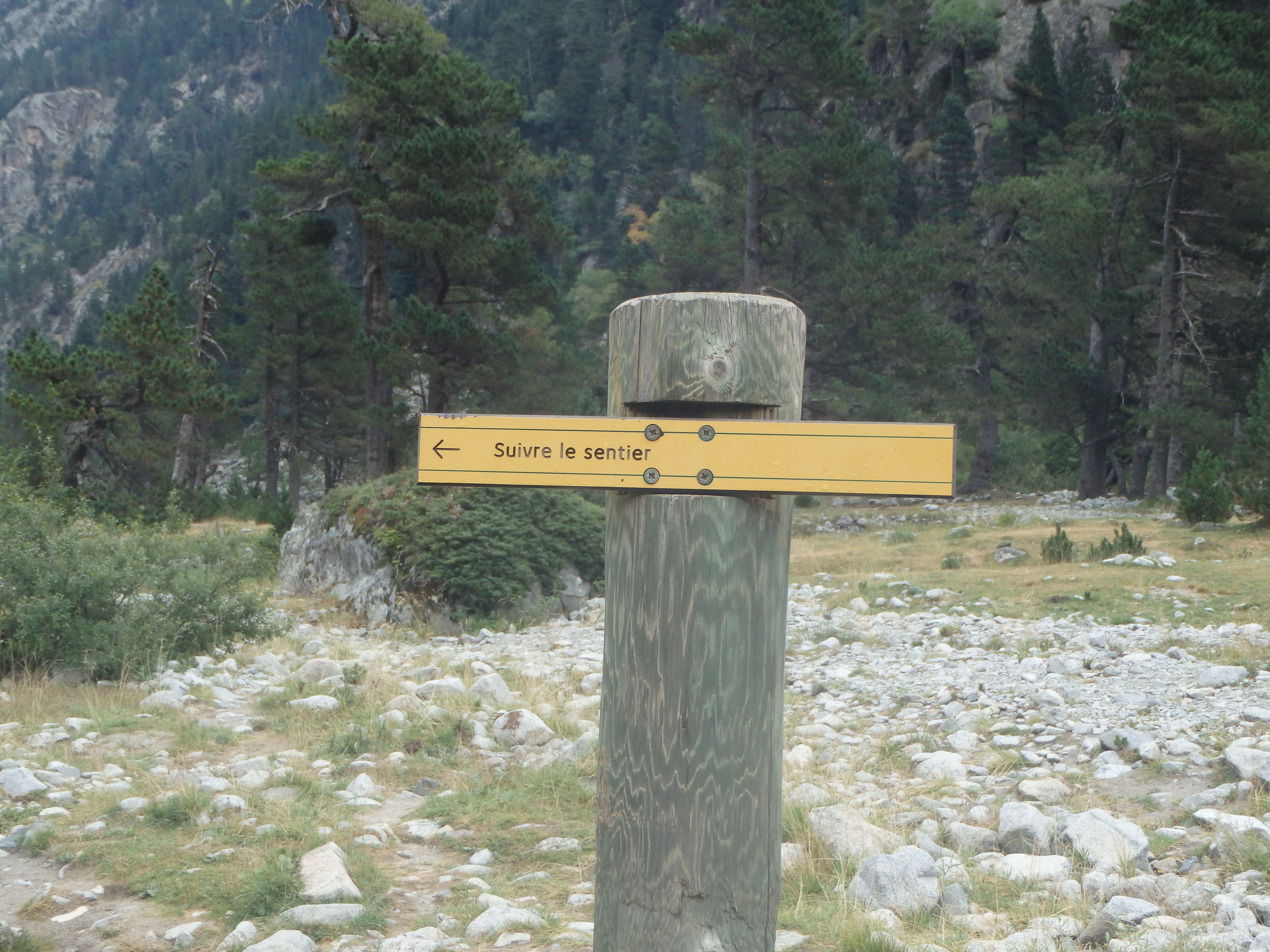 Photo d'un panneau du GR10 avec l'inscription : Suivre le sentier