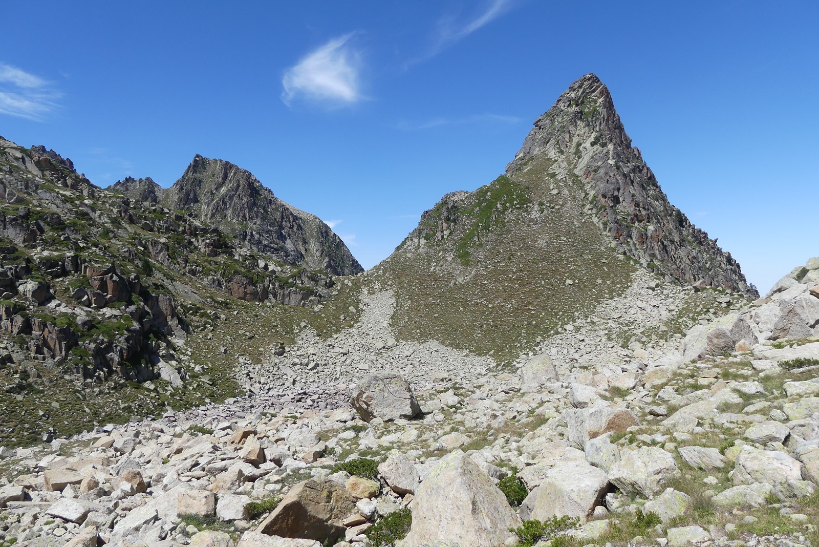 Photo de l'aiguille de Lahazère au-dessus d'un chaos.