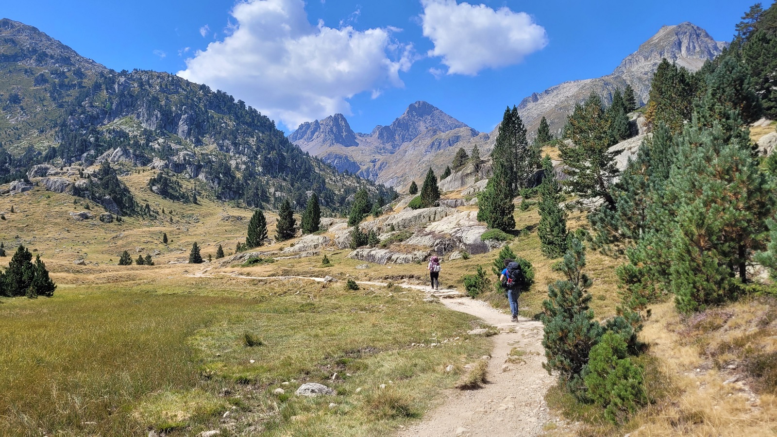 Photo de Faustin et Charline marchant sur un sentier dans la vallée du Marcadau