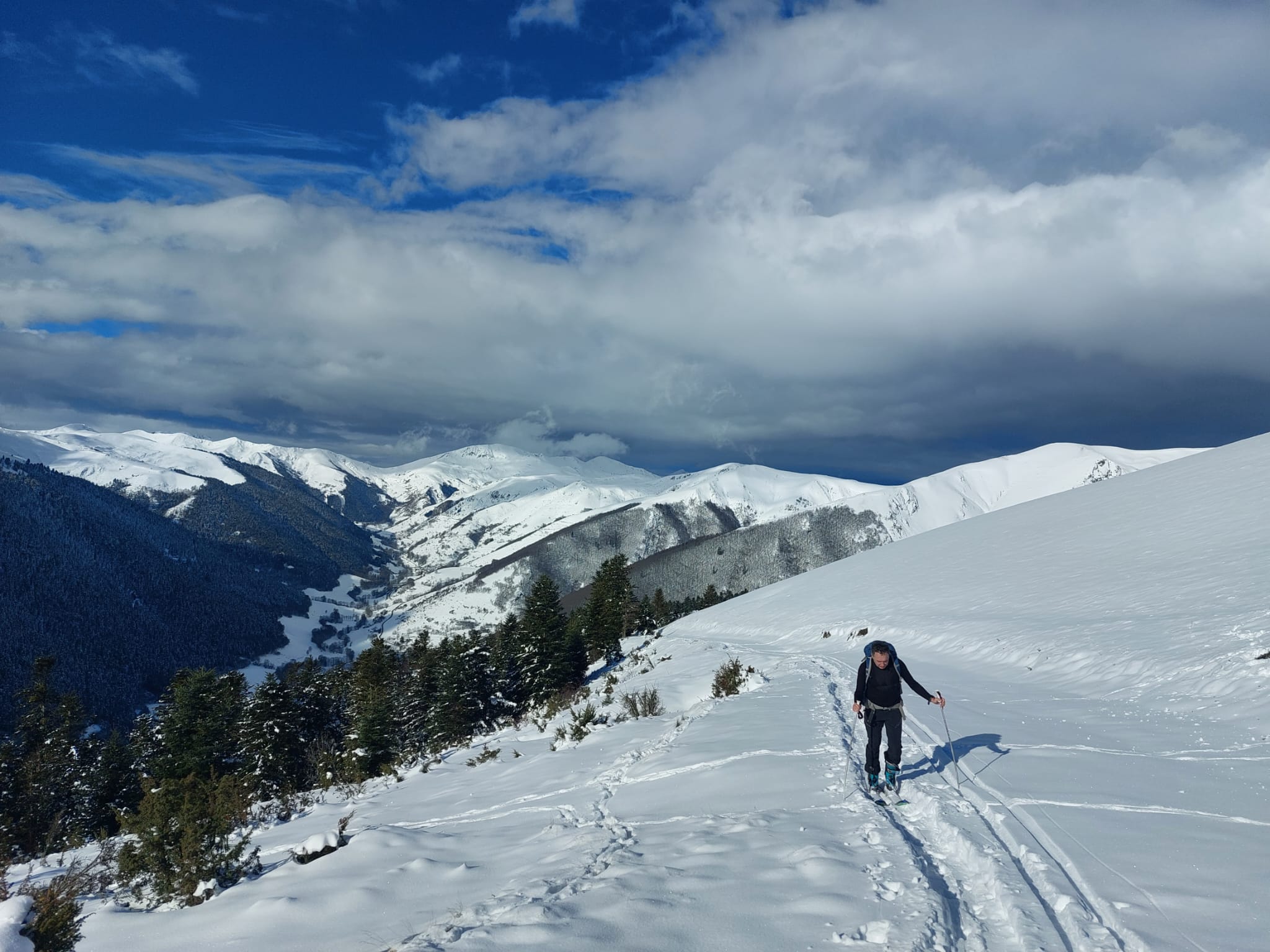 Vue sur la vallée dOueil et le mauvais temps qui approche